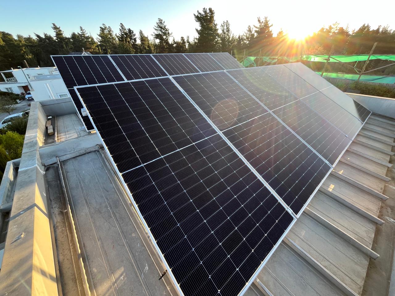 Instalación de paneles solares en techumbre