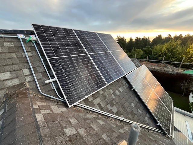 Paneles solares en techumbre inclinada